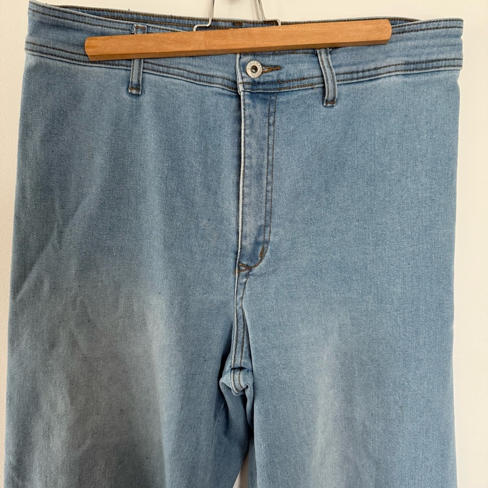 Brand New GUESS women’s high waisted wide leg jeans US 32
